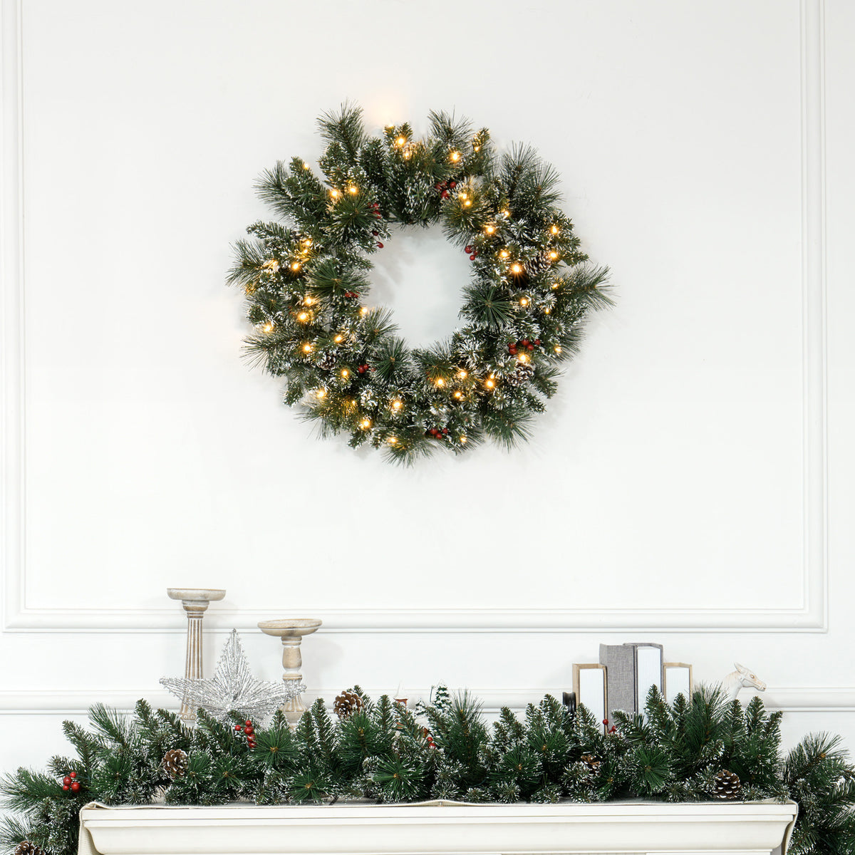 Couronne de Noël porte artificielle 60 CM avec pommes de pin et grappes de baies, lumières LED et minuterie vert-1