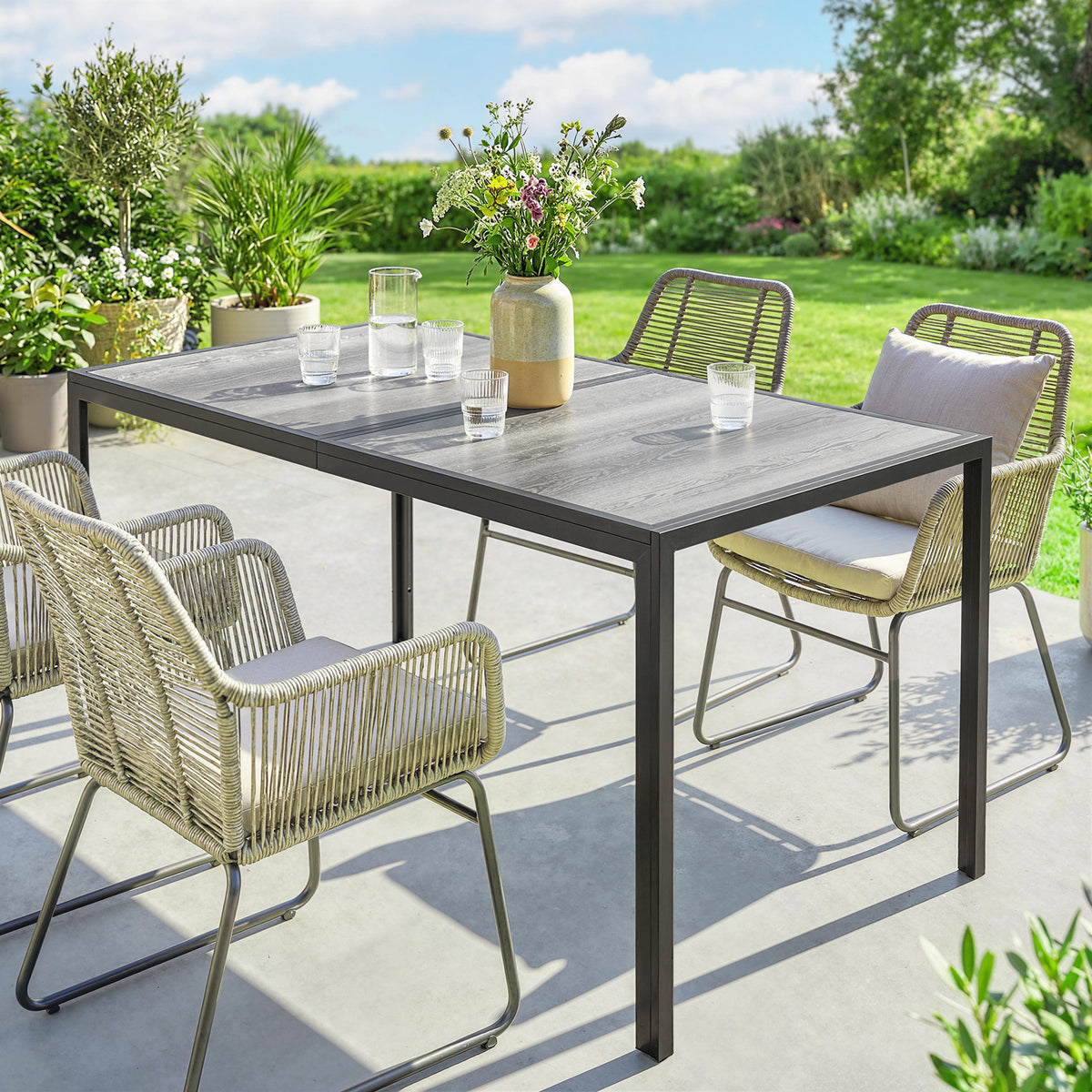 Table de jardin pour 4 à 6 personnes, table à manger extérieure avec plateau à effet bois, 150 x 80 x 74 cm, gris-1